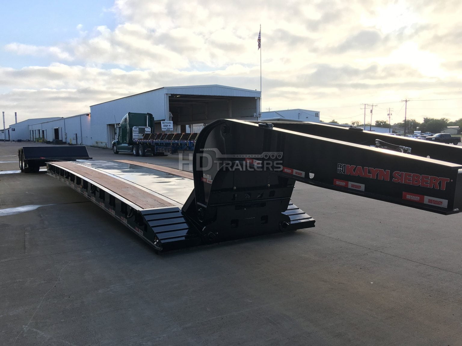 Kalyn Siebert 40 Ton Hydraulic Extendable - HD Trailers LLC